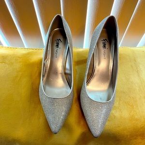 Gold shimmer pump size 10